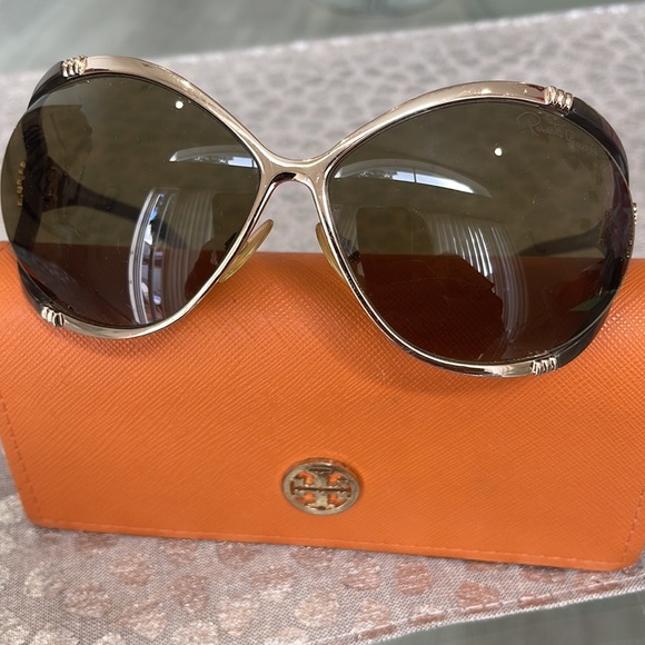 Host pick 🎉🎉🎉Sun glasses by viviglam 🎉🎉🎉 - Picture 1 of 13